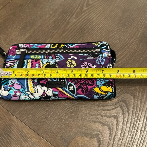 Vera Bradley Disney Mickey/Minnie‎ Paisley Celebration Wristlet - Picture 6 of 7